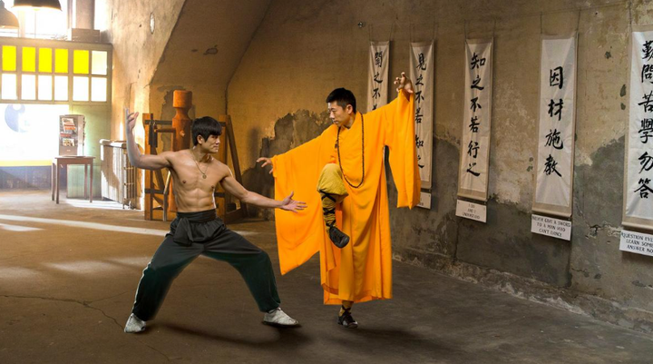 Cảnh trong phim Birth of the Dragon tái hiện trận đấu Lý Tiểu Long và Hoàng Trạch Dân trong phim Birth of the Dragon