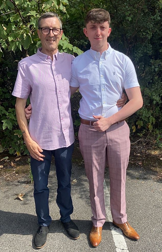 Owen và cha Owen cùng cha Kevin Henderson