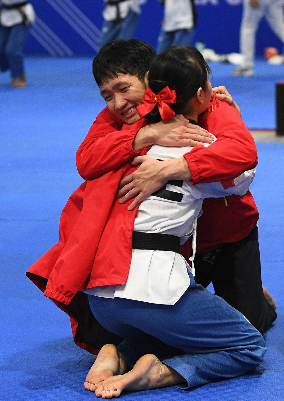 Trai tài gái giỏi Taekwondo Việt Nam ôm nhau bật khóc, vỡ oà cảm xúc khi thắng Thái Lan ở bán kết SEA Games 33- Ảnh 14. Vận động viên chuẩn bị cho chung kết gặp Singapore