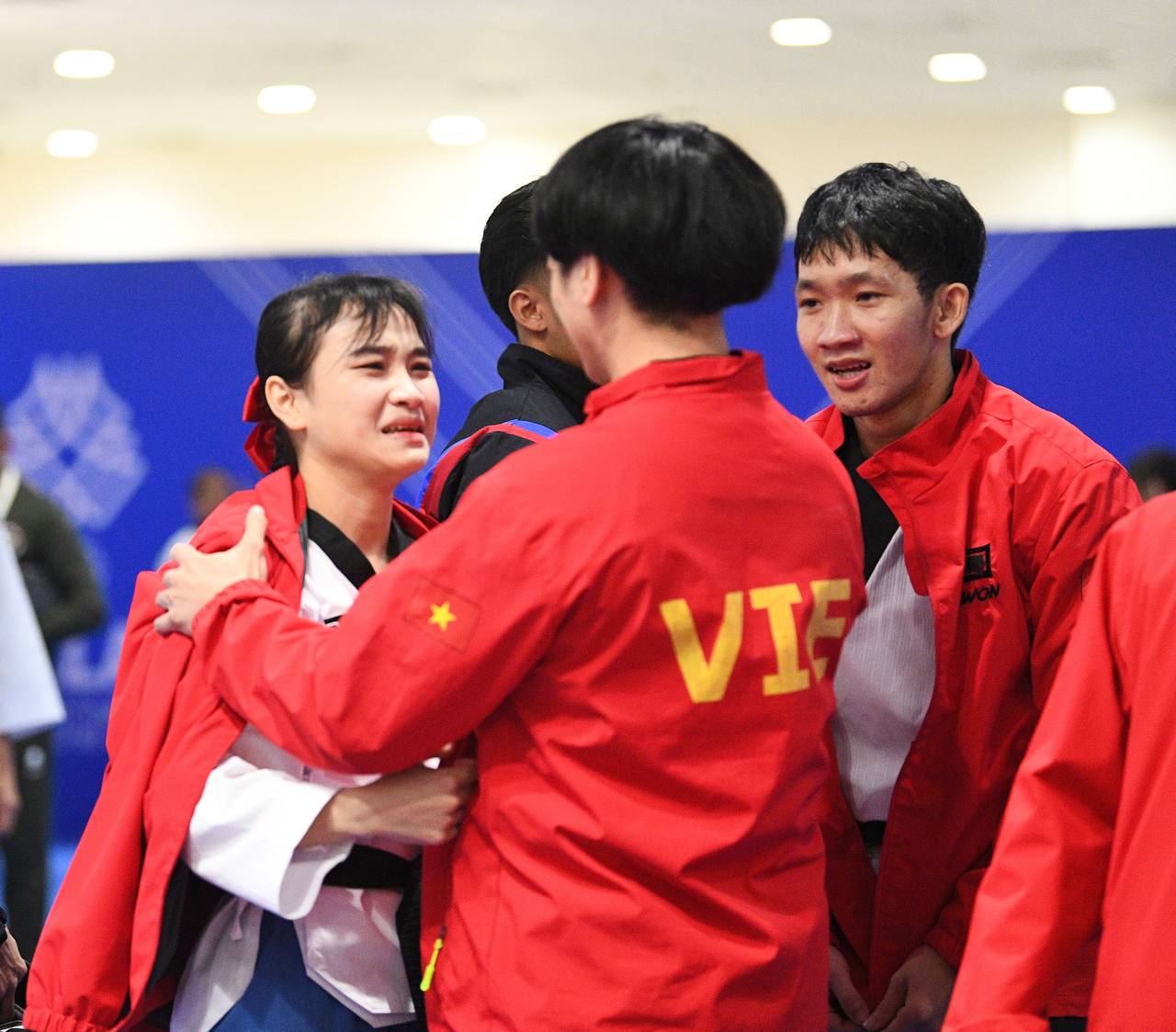 Trai tài gái giỏi Taekwondo Việt Nam ôm nhau bật khóc, vỡ oà cảm xúc khi thắng Thái Lan ở bán kết SEA Games 33- Ảnh 12. Kim Hà bật khóc trong khu kỹ thuật