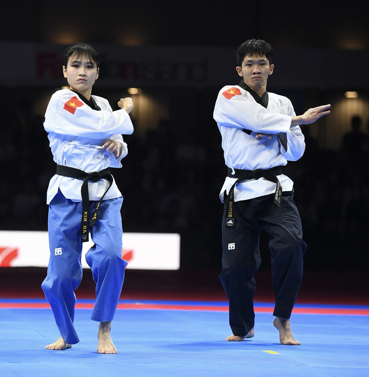 Trai tài gái giỏi Taekwondo Việt Nam ôm nhau bật khóc, vỡ oà cảm xúc khi thắng Thái Lan ở bán kết SEA Games 33- Ảnh 4. VĐV Việt Nam ôm nhau ăn mừng chiến thắng