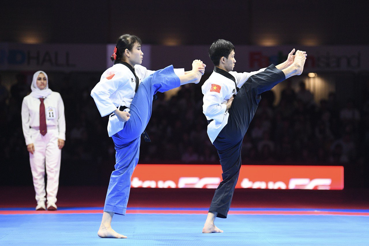 Trai tài gái giỏi Taekwondo Việt Nam ôm nhau bật khóc, vỡ oà cảm xúc khi thắng Thái Lan ở bán kết SEA Games 33- Ảnh 2. Vận động viên thi đấu quyền biểu diễn đôi